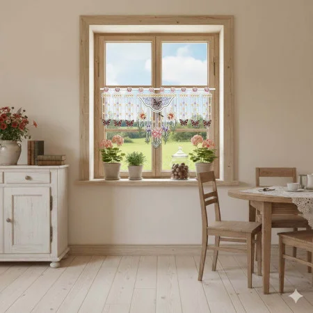 Im Essbereich stehen ein Holztisch mit Stühlen und ein weißes Sideboard mit Topfpflanzen. Ein Fenster blickt auf einen Garten und ist mit einem Vorhang mit Schmetterlingsmuster bedeckt, auf der Fensterbank stehen weitere Topfblumen.