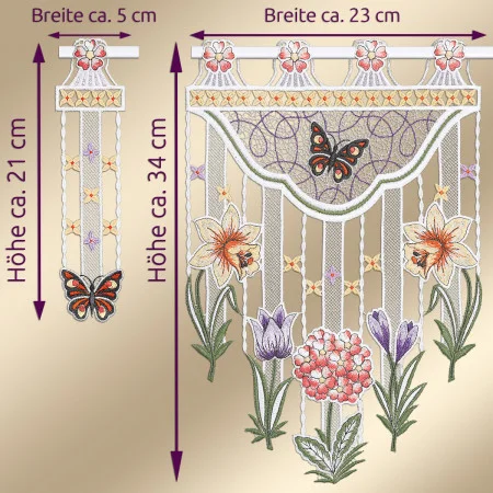 Abgebildet sind zwei bestickte Spitzenfensterbehänge: ein schmaler (5x21 cm) und ein breiterer (23x34 cm). Beide zeigen bunte Blumen- und Schmetterlingsmotive. Das größere Stück zeigt Lilien, Tulpen und eine rosafarbene Traubenblume unter einem Schmetterling auf einem Netz. Die Pfeile geben die Maße an.