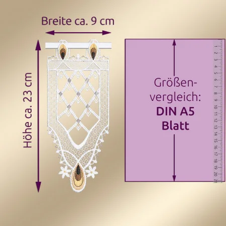 Abgebildet ist ein senkrecht hängendes Spitzenornament mit einer Höhe von etwa 23 cm und einer Breite von 9 cm. Daneben zeigt ein violetter Kasten einen Größenvergleich mit einem DIN A5-Blatt und einem Lineal, wobei Pfeile die Maße des Ornaments markieren. Der Hintergrund ist ein beiger Farbverlauf.