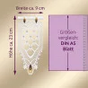 Abgebildet ist ein senkrecht hängendes Spitzenornament mit einer Höhe von etwa 23 cm und einer Breite von 9 cm. Daneben zeigt ein violetter Kasten einen Größenvergleich mit einem DIN A5-Blatt und einem Lineal, wobei Pfeile die Maße des Ornaments markieren. Der Hintergrund ist ein beiger Farbverlauf.