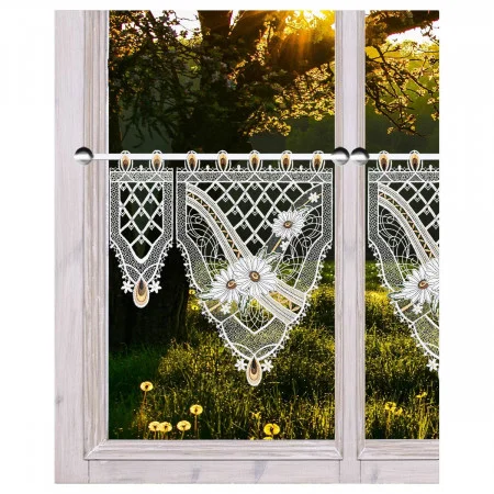 Ein holzgerahmtes Fenster mit durchsichtigen Spitzenvorhängen mit floralen und geometrischen Mustern ist zu sehen. Das Sonnenlicht fällt durch die Bäume draußen und beleuchtet eine Wiese mit gelbem Löwenzahn. Der Fensterrahmen unterteilt den Blick in vier Abschnitte.