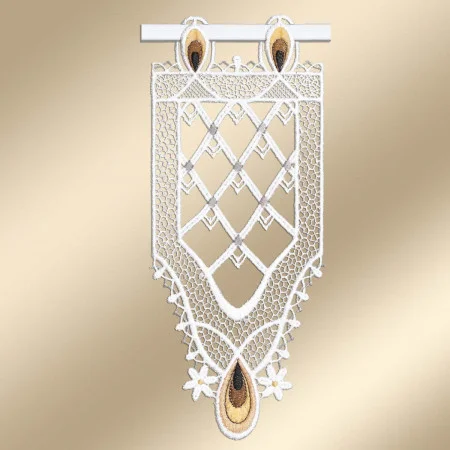 Ein Wandbehang aus Spitze zeigt ein Rautengittermuster mit drei Mustern, die Pfauenfedern in Weiß, Beige und Braun ähneln. Am unteren Rand sind florale Elemente zu sehen. Der Wandbehang ist an einer weißen Stange aufgehängt und vor einem beigen Hintergrund angebracht.