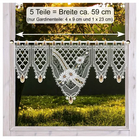 Ein Fenster zeigt einen Spitzenvorhang mit detaillierten weiß-goldenen Mustern, floralen Motiven und spitzen Kanten. Auf einem Überkopfetikett steht "5 Teile = Breite ca. 59 cm" und gibt die Maße der Vorhangteile an. Außerhalb des Fensters sind Sonnenlicht und Bäume zu sehen.