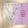 Transparenter Vorhang mit gestickten weißen Gänseblümchen und goldenen Akzenten auf violettem Hintergrund. Die Maße sind mit ca. 23 cm Breite und 35 cm Höhe angegeben. Ein Teil des Vorhangs überlappt ein A4-Blatt, um eine Größenangabe zu machen.