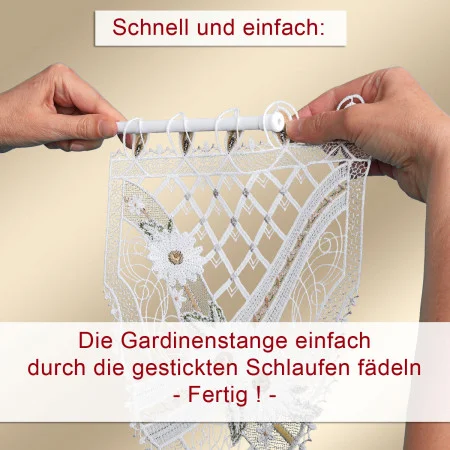 Hände führen eine weiße Gardinenstange durch die bestickten Schlaufen einer Spitzengardine. Das Bild enthält oben den deutschen Text "Schnell und einfach:" und unten "Die Gardinenstange einfach durch die gestickten Schlaufen fädeln - Fertig!.