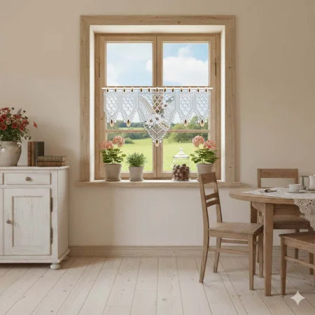 Ein Essbereich mit einem Holztisch und Stühlen, einer Anrichte mit Topfpflanzen und Blumen und einem Fenster mit weißem Spitzenvolant. Der Blick durch das Fenster zeigt grünes Gras und blauen Himmel. Der Raum hat helle Wände und Fußböden.