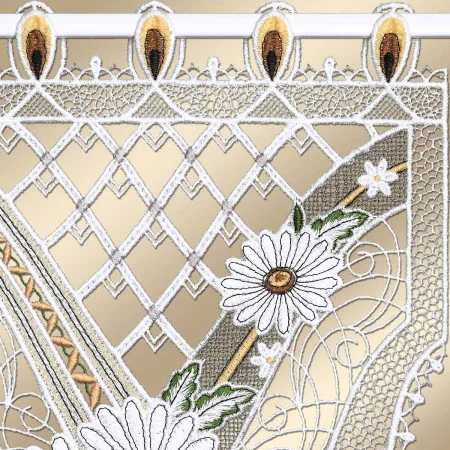 Die Spitzenstickerei zeigt ein geometrisches Rautenmuster mit weißen Gänseblümchenmotiven, grünen Blättern und goldenen Akzenten. Der Hintergrund hat einen weichen Farbverlauf. Zarte Netze und detaillierte Nähte ziehen sich durch das gesamte Muster und verleihen ihm ein dekoratives, ornamentales Aussehen.