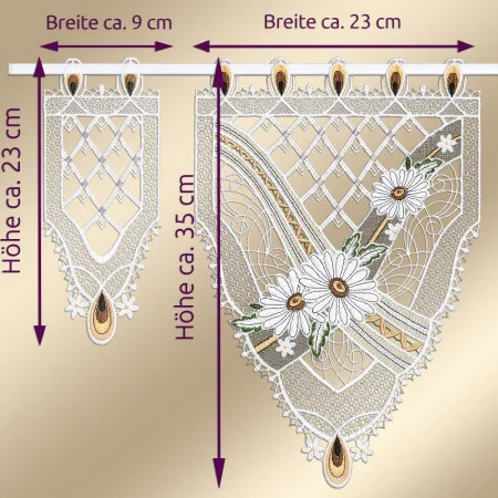 Zwei Spitzenvorhangbahnen hängen an einer Stange. Das linke Paneel ist ca. 23 cm hoch und 9 cm breit. Das rechte Paneel ist ca. 35 cm hoch und 23 cm breit und zeigt ein florales Muster mit weißen Gänseblümchen und goldenen Akzenten. Die Pfeile geben die Maße an.