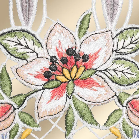 Ein gesticktes Blumenmuster zeigt eine große zentrale Blume mit cremefarbenen, rosa und roten Blütenblättern, einer gelben und schwarzen Mitte und grünen Blättern. Der Hintergrund ist in zartem Gold gehalten. Die Stickerei ist detailliert und strukturiert und verleiht dem Muster ein kompliziertes Aussehen.