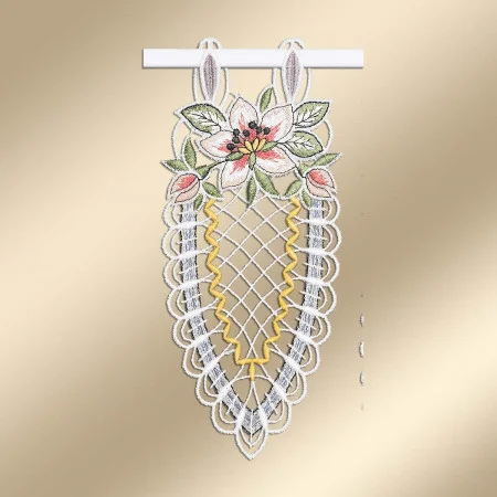 Ein Wandbehang aus Spitze zeigt eine große Blume mit rosa Blütenblättern, grünen Blättern und gelben Akzenten an der Spitze. Darunter bildet weiße und gelbe Spitze ein langgestrecktes ovales Muster. Das Stück hängt an einer geraden, horizontalen weißen Stange.
