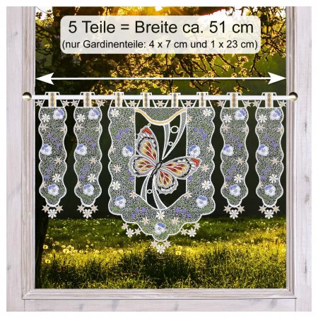 Ein fünfteiliger Spitzenvorhang mit einem Schmetterling in der Mitte und floralen Motiven ist an einer Stange in einem Fensterrahmen angebracht. Der Vorhang hat eine Breite von etwa 51 cm. Durch das Fenster ist sonnenbeschienenes Grün zu sehen. Die Textinformationen geben die Größen und Abmessungen an.