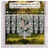 Ein fünfteiliger Spitzenvorhang mit einem Schmetterling in der Mitte und floralen Motiven ist an einer Stange in einem Fensterrahmen angebracht. Der Vorhang hat eine Breite von etwa 51 cm. Durch das Fenster ist sonnenbeschienenes Grün zu sehen. Die Textinformationen geben die Größen und Abmessungen an.