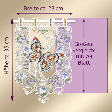 Ein Spitzenvorhang mit einer Höhe von ca. 35 cm und einer Breite von ca. 23 cm zeigt einen gestickten Schmetterling mit mehrfarbigen Flügeln auf einem Hintergrund aus floraler Spitze. Der Vorhang ist neben einem maßstabsgerechten DIN-A4-Blatt abgebildet, auf dem lila Schrift und Pfeile die Maße angeben.