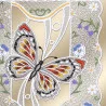 Die Spitzenstickerei zeigt einen großen Schmetterling mit roten, gelben, schwarzen und weißen Flügeln in der Mitte einer Zierleiste. Der Hintergrund besteht aus detaillierten floralen Mustern mit violetten und weißen Blüten auf feinem Tüll.