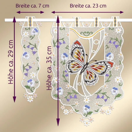 Spitzenvorhang mit floraler Stickerei und einem großen Schmetterlingsmotiv in der Mitte. Der Vorhang ist in drei Abschnitte unterteilt: zwei schmale Bahnen mit einer Größe von jeweils 7 cm x 29 cm und eine breite Bahn mit einer Größe von 23 cm x 35 cm. Die violetten Pfeile zeigen die Maße an.