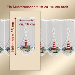 Ein weißer Spitzenvorhang ist mit sich wiederholenden roten Motiven von Leuchttürmen, Bäumen und Wellen verziert. Ein überlagerter Kasten umrahmt einen Ausschnitt, der zur Angabe der Maße rot mit „Höhe ca. 35 cm“ und „ca. 16 cm breit“ beschriftet ist. Der Hintergrund ist beige, oben befindet sich ein deutscher Text.