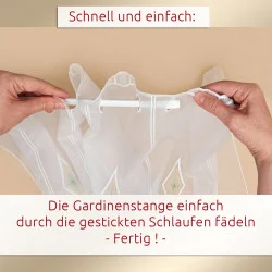 Das Bild zeigt zwei Hände, die eine weiße Gardinenstange durch Schlaufen führen, die am oberen Rand eines weißen, durchsichtigen Vorhangs eingenäht sind. Der Hintergrund ist beige. Oberhalb und unterhalb des Bildes ist ein deutscher Text zu sehen, der Anweisungen zum Vorgehen enthält.