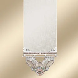 Ein beiges Textil hängt senkrecht herab und weist am unteren Rand ein symmetrisches Stickmuster auf. Die Stickerei zeigt Blumenmotive in Pastellrosa, -blau und -grün mit spitzenartigen Akzenten. Der Hintergrund bildet einen sanften goldenen Farbverlauf.