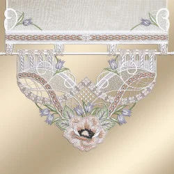 Spitzenmuster mit einer zentralen pfirsichfarbenen Mohnblume sowie violetten und grünen floralen Akzenten. Durchgehend sind weiße, eingewebte Muster zu sehen. Die Spitze hat einen metallisch-goldenen Rand, darüber ein feines Netz und darunter einen zartbeigen Hintergrund.
