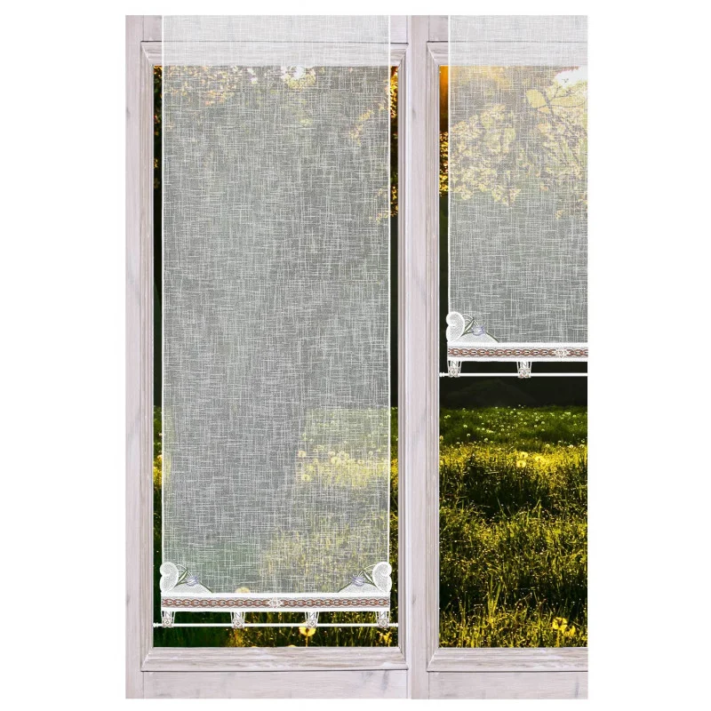 An zwei hohen Fenstern mit hellen Holzrahmen sind weiße Spitzengardinen teilweise heruntergelassen. Sonnenlicht fällt durch das Glas und beleuchtet den Blick auf einen grünen Garten und Bäume. Die Spitzengardinen haben am unteren Rand eine Wellenkante.