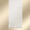 Zu sehen ist ein transparenter weißer Vorhang mit einer dezenten Webstruktur. Am unteren Rand befinden sich kleine gestickte Blumenmotive und eine horizontale Zierleiste. Der Hintergrund besteht aus einem sanften Beige-Farbverlauf.