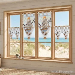 Ein großes Fenster mit vier Scheiben bietet einen Blick auf einen Sandstrand und das blaue Meer. Jede Scheibe ist mit transparenten Vorhängen verziert, die Motive wie Schiffe, Muscheln und Möwen zeigen. Die Wände des Zimmers sind aus hellem Holz und tragen so zur maritimen Einrichtung im Küstenstil bei.