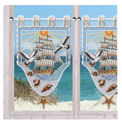 Auf einer Zierplatte sind ein Großsegler mit voll gehissten Segeln auf dem Meer, zwei fliegende Möwen, Muscheln und ein Seestern abgebildet. Im Hintergrund sind das Meer und der Strand unter einem blauen Himmel mit gelben Sonnenstrahlen zu sehen. Das Bild ist von einer weißen Holzleiste umrahmt.