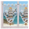 Auf einer Zierplatte sind ein Großsegler mit voll gehissten Segeln auf dem Meer, zwei fliegende Möwen, Muscheln und ein Seestern abgebildet. Im Hintergrund sind das Meer und der Strand unter einem blauen Himmel mit gelben Sonnenstrahlen zu sehen. Das Bild ist von einer weißen Holzleiste umrahmt.