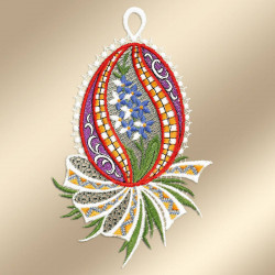 Eine verschnörkelte, eiförmige Stickerei mit rotem und orangefarbenem Rand, weißen und blauen Blumen in der Mitte und grünen Blättern darunter. Das Muster ist mit verschlungenen Mustern verziert und von einer weißen, spitzenartigen Umrandung auf hellbeigem Hintergrund umgeben.