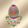 Ein aufwendig besticktes Ornament in Form eines Eies zeigt bunte Muster, eine rote Blume in der Mitte und grünes Laub. Es ist mit Spitze umrandet, mit einer weißen Aufhängeschlaufe versehen und mit einer dekorativen Schleife an der Basis geschmückt, die vor einem weichen beigen Hintergrund steht.