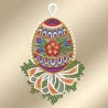 Ein aufwendig besticktes Ornament in Form eines Eies zeigt bunte Muster, eine rote Blume in der Mitte und grünes Laub. Es ist mit Spitze umrandet, mit einer weißen Aufhängeschlaufe versehen und mit einer dekorativen Schleife an der Basis geschmückt, die vor einem weichen beigen Hintergrund steht.