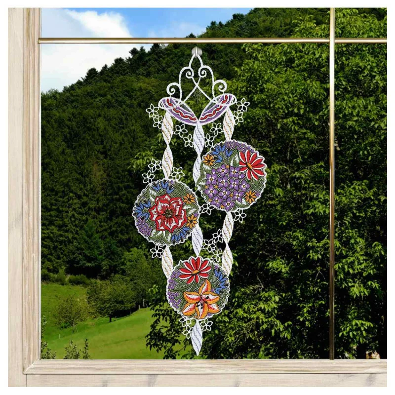 Fensterbild Blütenbälle Plauener Spitze an einem Fenster