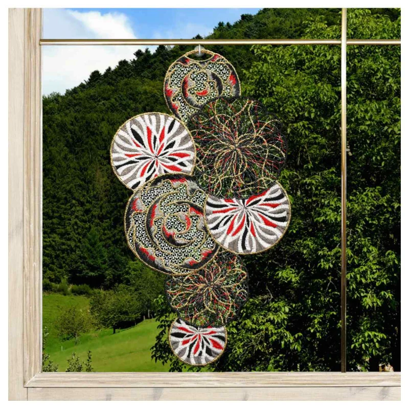 Spitzenbild Miran mit Kreisen in rot-gold am Fenster dekoriert