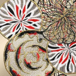 Fensterhänger Miran gold-rot Detailbild Stickerei