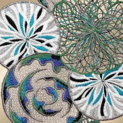 Fensterhänger Miran grün-blau Detailbild Stickerei