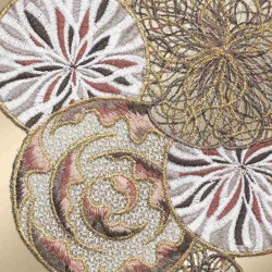 Fensterhänger Miran beige-braun Detailansicht Stickerei