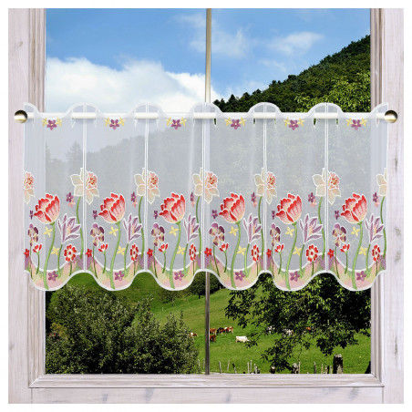 Ein durchsichtiger Vorhang mit bunten gestickten Blumen hängt an einem Fenster, mit Blick auf eine grüne Landschaft mit Bäumen, Hügeln und grasenden Kühen unter blauem Himmel. Ein durchsichtiger Vorhang mit bunten gestickten Blumen hängt an einem Fenster, mit Blick auf eine grüne Landschaft mit Bäumen, Hügeln und grasenden Kühen unter blauem Himmel.