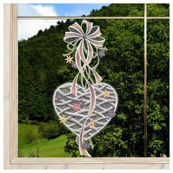 Spitzenbild Herz mit Schleife Dekobeispiel am Fenster