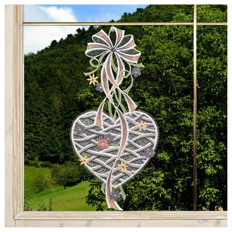 Spitzenbild Herz mit Schleife Dekobeispiel am Fenster