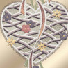 Fensterhänger Herz mit Schleife Detailbild Stickerei
