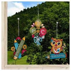 Fensterbilder kleine Geschenk-Anhänger am Fenster dekoriert