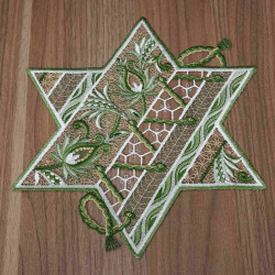 Deckchen Sternentraum grün 26 cm groß auf dem Tisch dekoriert