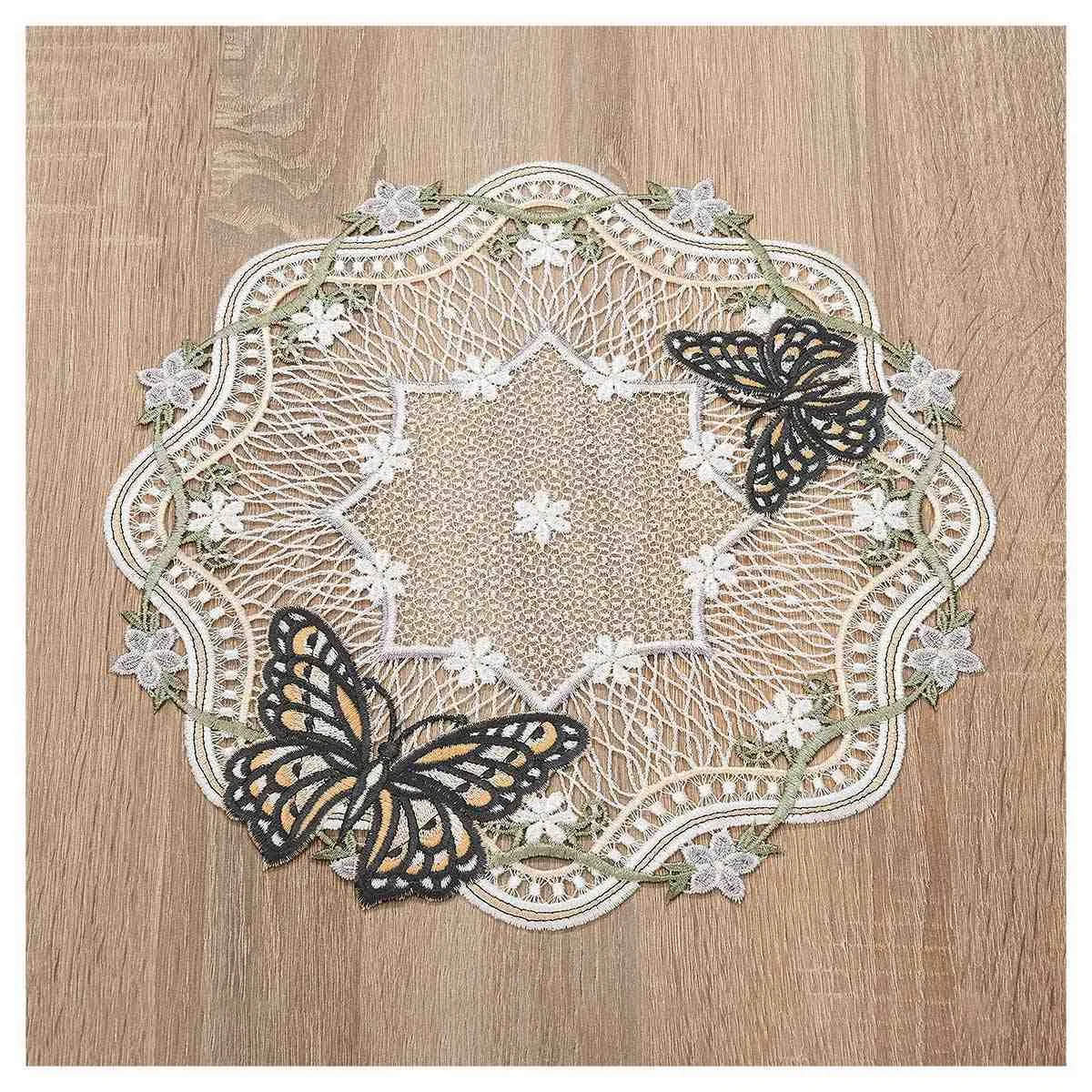 Spitzen-Deckchen Fiona mit Blüten und Schmetterlingen auf einem Holztisch dargestellt