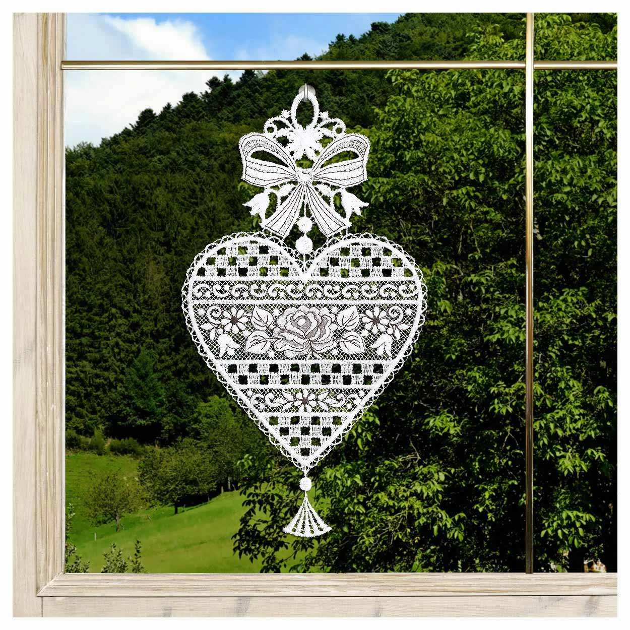 Fensterbild Herz Annemarie Vogtländischer Spitze weiß-braun am Fenster dekoriert