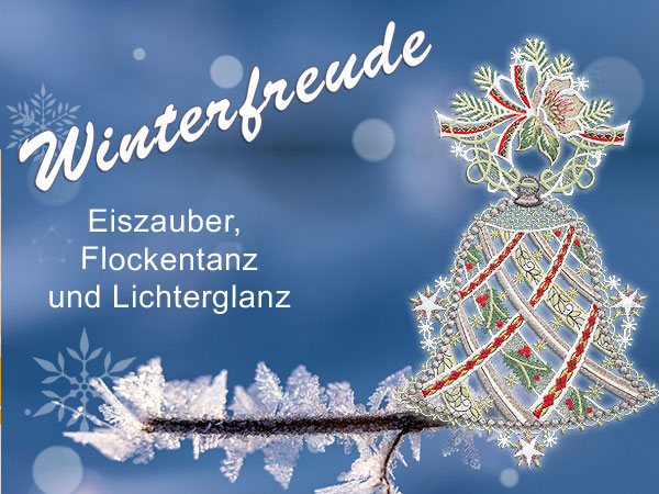 Ein frostiger Zweig mit Eiskristallen und einem glitzernden, verschnörkelten Weihnachtsschmuck in Form einer Plauener Spitze Fensterbild Glocke. Der Text lautet:
