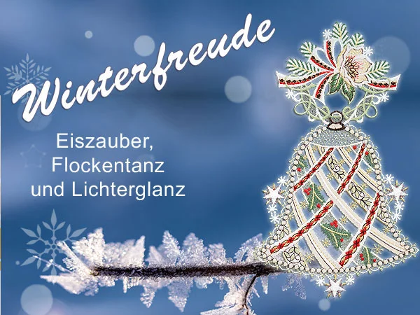 Ein frostiger Zweig mit Eiskristallen und einem glitzernden, verschnörkelten Weihnachtsschmuck in Form einer Plauener Spitze Fensterbild Glocke.